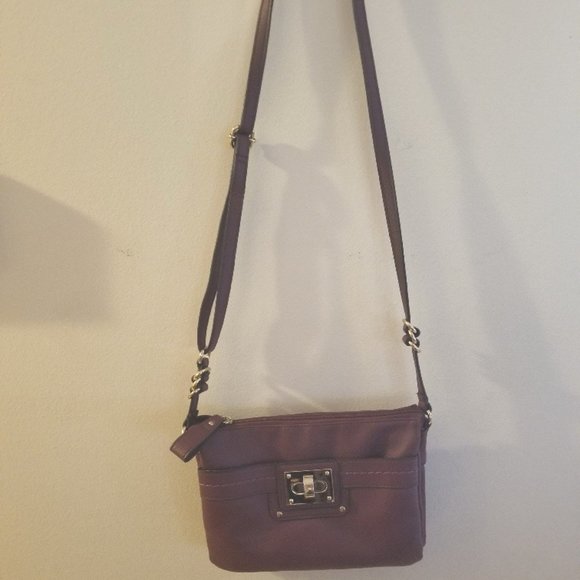 Medium maroon ladie's shoulder strap faux leather purse - Picture 6 of 8